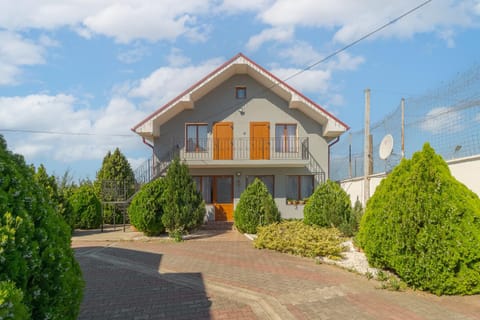 Property building, Spring, Day, Garden