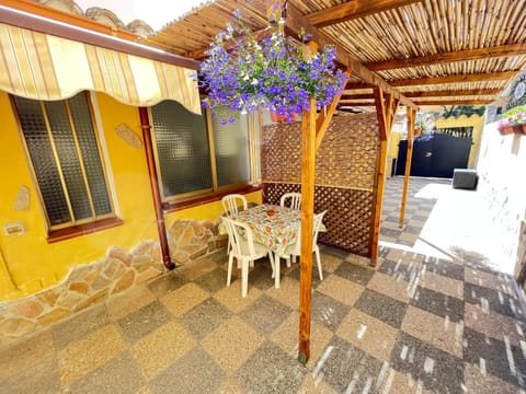 Patio, Day, Dining area