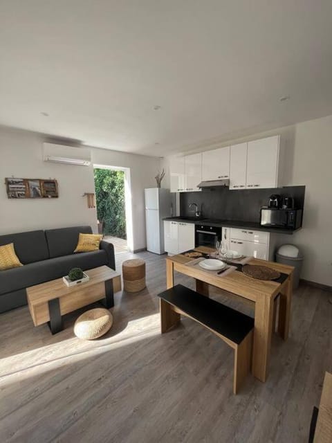 Kitchen or kitchenette, Living room, Seating area, Dining area, minibar, pet friendly