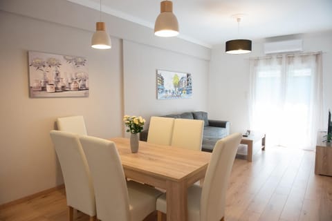 TV and multimedia, Living room, Seating area, Dining area