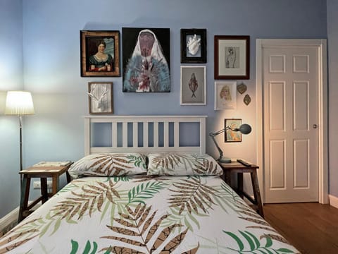 Bed, TV and multimedia, Photo of the whole room, Decorative detail, Bedroom, soundproof, air conditioner