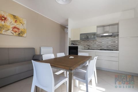 Kitchen or kitchenette, Living room, Seating area, Dining area, minibar, oven, pet friendly, stove