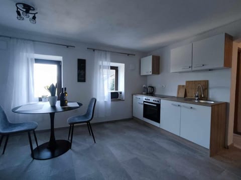 Kitchen or kitchenette, Dining area, dishwasher, minibar, pet friendly, stove