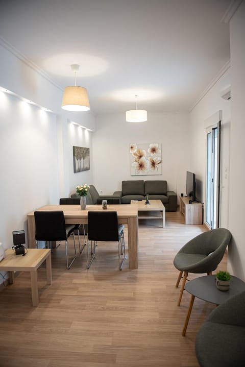 TV and multimedia, Living room, Seating area, Dining area