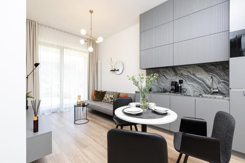 TV and multimedia, Kitchen or kitchenette, Living room, Seating area, Dining area