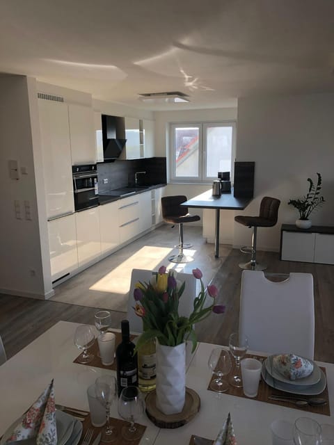 Kitchen or kitchenette, Dining area
