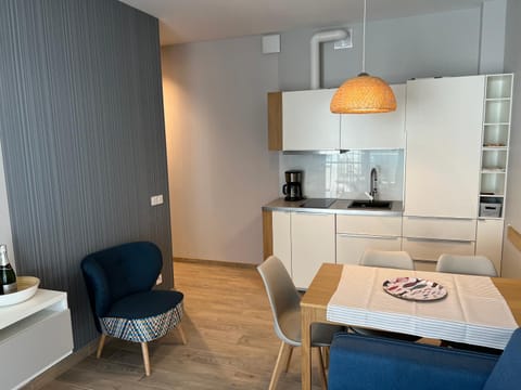 Kitchen or kitchenette, Living room, Seating area, Dining area, stove