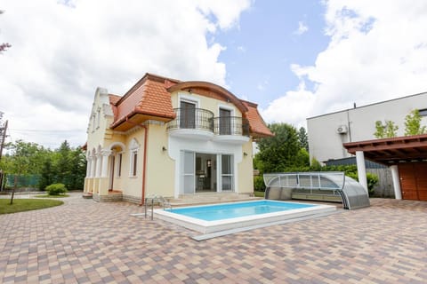 Property building, Swimming pool, Inner courtyard view