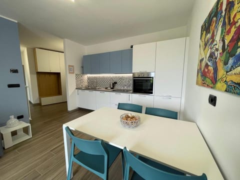 Kitchen or kitchenette, Living room, Seating area, Dining area, stove