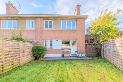 3 bedroom house with garden near Lille + garage Bed and Breakfast in Lille