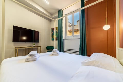 Bedroom, City view