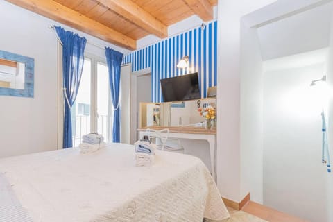 TV and multimedia, Photo of the whole room, Bedroom