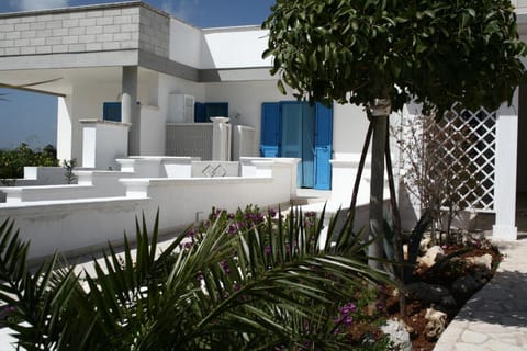 Facade/entrance, Balcony/Terrace
