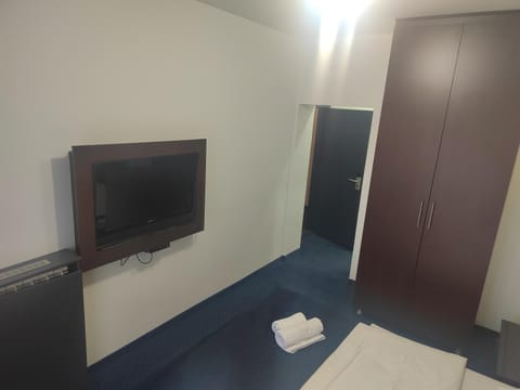 Bed, TV and multimedia, Photo of the whole room, Bedroom, towels, wardrobe