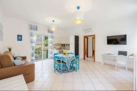 TV and multimedia, Kitchen or kitchenette, Living room, Seating area, Dining area