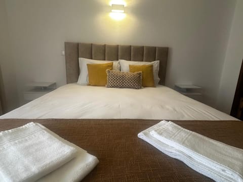 Bed, Bedroom, towels