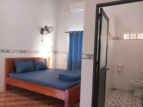 Property building, Bed, Bathroom, Living room, Seating area, Bedroom