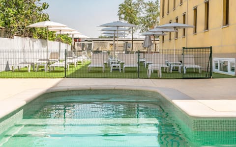 Swimming pool, sunbed