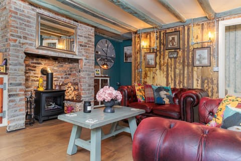 TV and multimedia, Living room, Seating area, flat iron