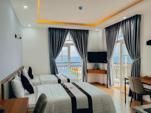 Communal lounge/ TV room, Bed, Natural landscape, TV and multimedia, Living room, Photo of the whole room, Seating area, Evening entertainment, Bedroom, Sea view
