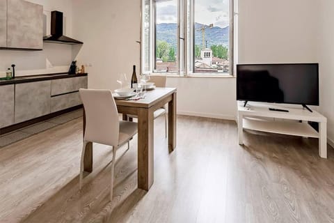 Natural landscape, TV and multimedia, Kitchen or kitchenette, Dining area, Mountain view