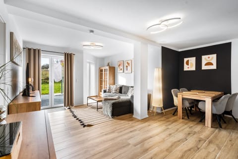 TV and multimedia, Living room, Seating area, Dining area