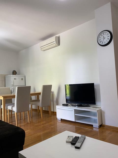 Communal lounge/ TV room, TV and multimedia, Living room, Seating area, Dining area, Evening entertainment, air conditioner