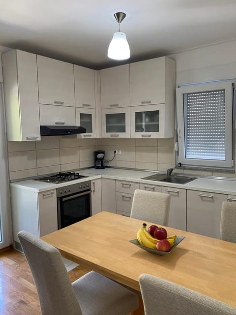 Kitchen or kitchenette, Dining area, pet friendly, stove