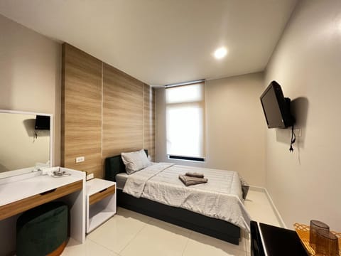 Bed, TV and multimedia, Bedroom