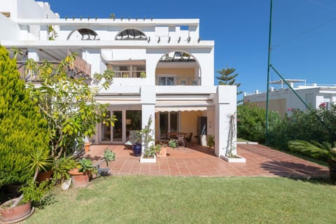 Property building, Day, Garden, Balcony/Terrace