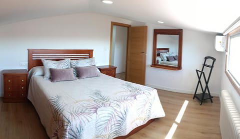 Bed, Photo of the whole room, Bedroom, air conditioner, air conditioner