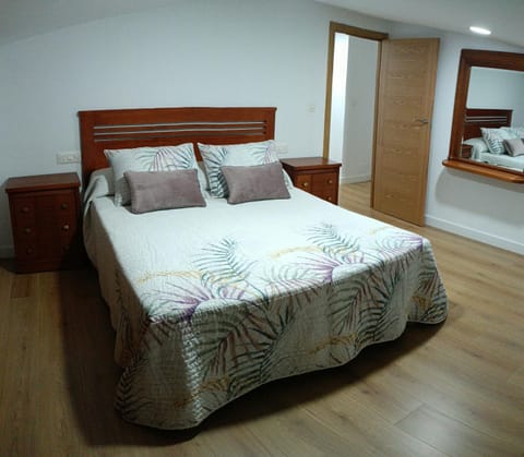 Bed, Photo of the whole room, Bedroom, wardrobe, air conditioner, air conditioner