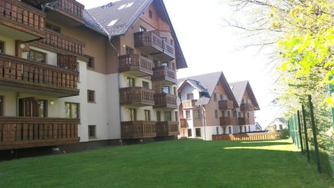 Property building, Spring, Day, Natural landscape, Garden, Garden view, Area and facilities, Area and facilities