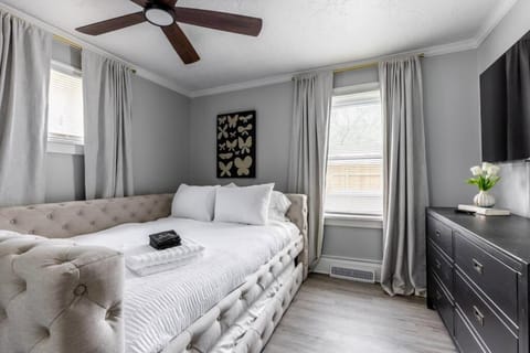 Quiet Modern Home w/ Hot Tub! House in Parma