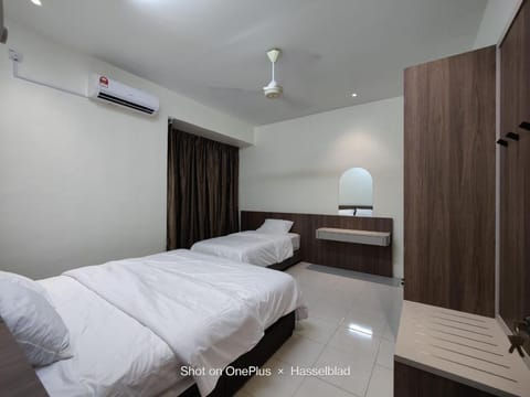 Bed, Photo of the whole room, Bedroom, wardrobe, air conditioner