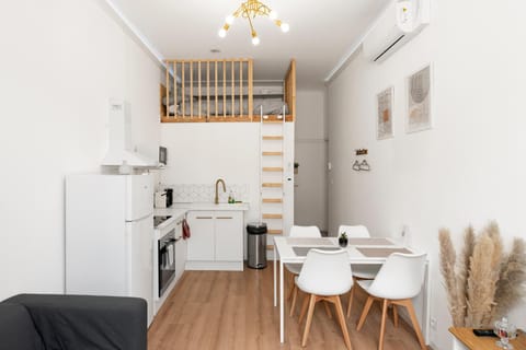 Kitchen or kitchenette, Living room, Seating area, Dining area, oven, pet friendly, stove, air conditioner