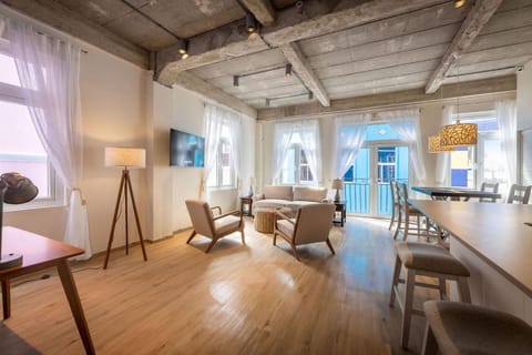 TV and multimedia, Seating area, Dining area
