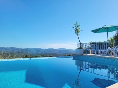 Swimming pool, sunbed