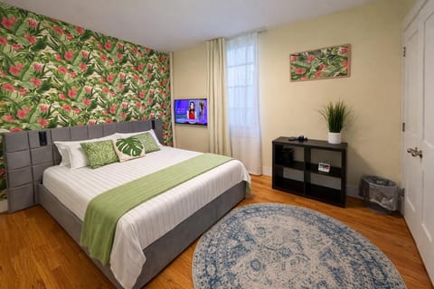 Bed, TV and multimedia, Photo of the whole room, Bedroom