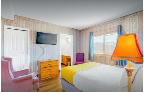 Bed, TV and multimedia, Photo of the whole room, Bedroom, hair dresser