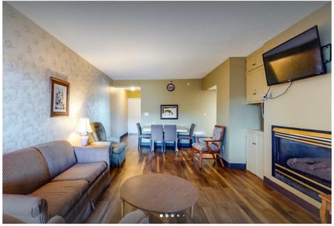 Communal lounge/ TV room, TV and multimedia, Living room, Seating area, Evening entertainment, flat iron