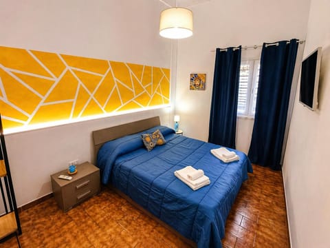 Bed, TV and multimedia, Photo of the whole room, Bedroom, towels