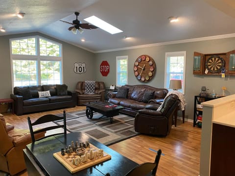 TV and multimedia, Living room, Seating area, fireplace