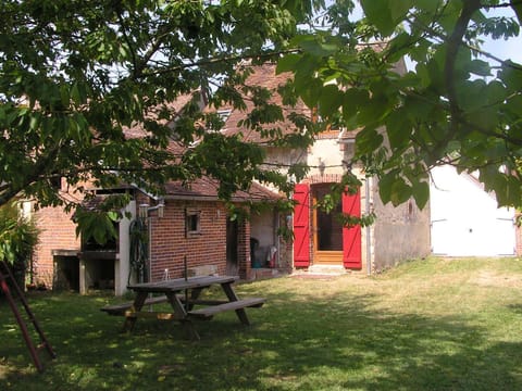 Facade/entrance, BBQ facilities, Garden, Balcony/Terrace