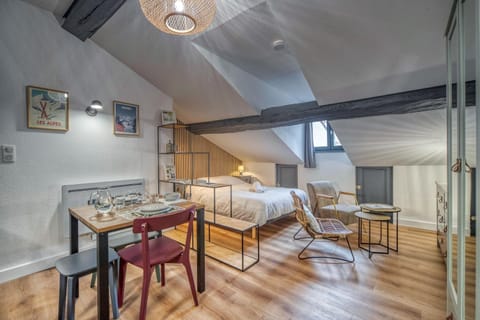 Bed, Living room, Photo of the whole room, Seating area, Dining area, Bedroom