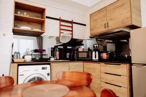 Kitchen or kitchenette, minibar, washing machine