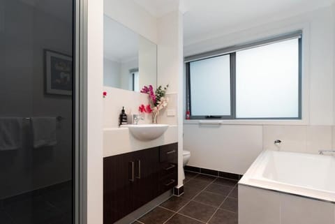 Comfortable Home 10 Minutes from Town - Wifi and Garage House in Tasmania