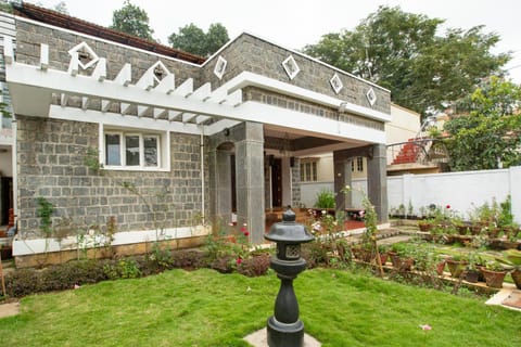 Property building, Day, Garden, Garden view