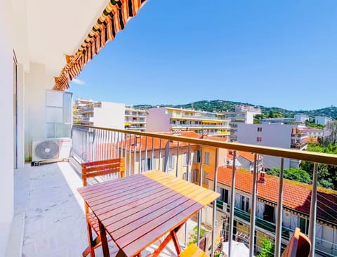 View (from property/room), Balcony/Terrace, Dining area, City view