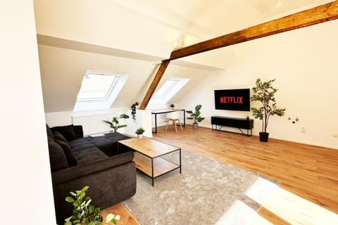TV and multimedia, Living room, Seating area, Evening entertainment